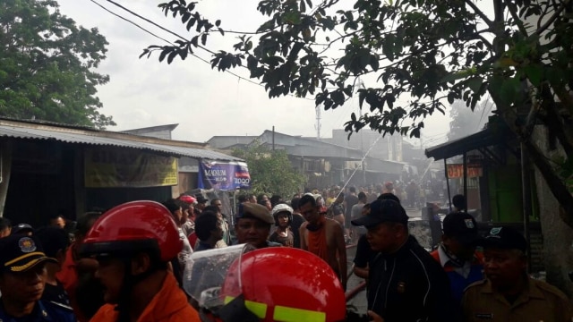 Warga memadati sekitar area kebakaran (Foto: Fadjar Hadi/kumparan)