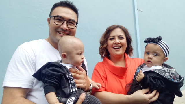 Surya Saputra, Cynthia Lamusu, dan 2 anaknya (Foto: D.N Mustika Sari/kumparan)