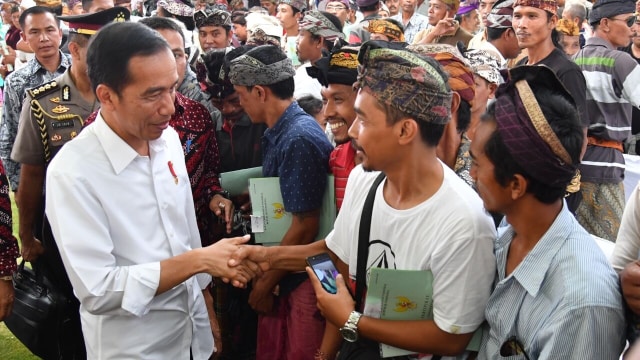 Jokowi bagi KIP, PKH, dan Sertifikat di Bali. (Foto: Dok. Biro Pers Setpres)
