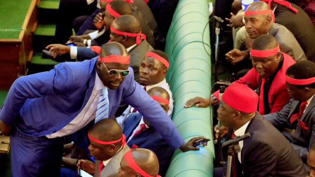 Ribut di Parlemen Uganda (Foto: Reuters/James Akena)