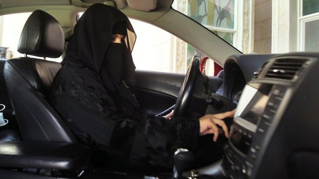 Perempuan Arab mengemudi. (Foto: Faisal Al Nasser/Reuters)