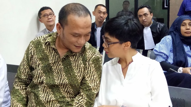 Iwa K dan istrinya di PN Tangerang (Foto: DN Mustika Sari/kumparan)