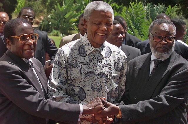 Nelson Mandela Mengenakan Batik (Foto: AFP/ODD ANDERSEN)