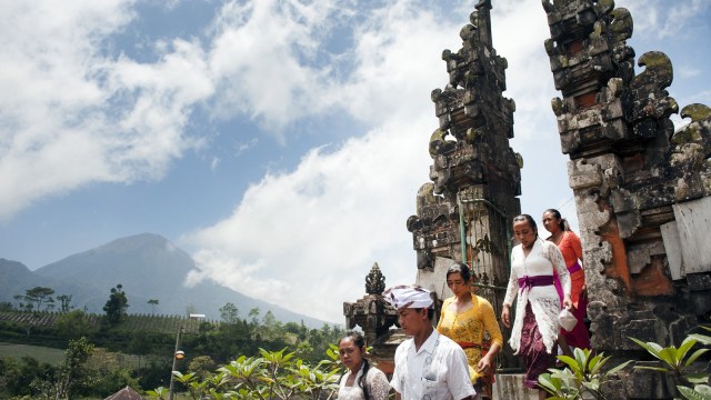 Ritual Meayu-ayu Gunung Agung (Foto: ANTARA/Nyoman Budhiana)