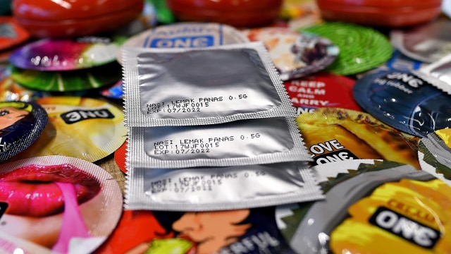 Kondom rasa nasi lemak. (Foto: Manan Vatsyayana / AFP)