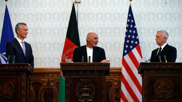 Stoltenberg, Ashraf Ghani, dan Mattis (Foto: REUTERS/Omar Sobhani)