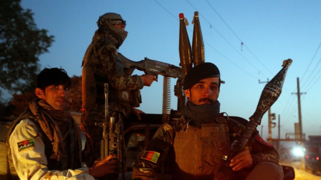 Pasukan Afghanistan berjaga di sekitar Bandara (Foto: REUTERS/Omar Sobhani)
