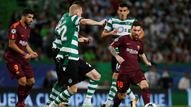 Messi dikelilingi pemain Sporting CP (Foto: REUTERS/Pedro Nunes)