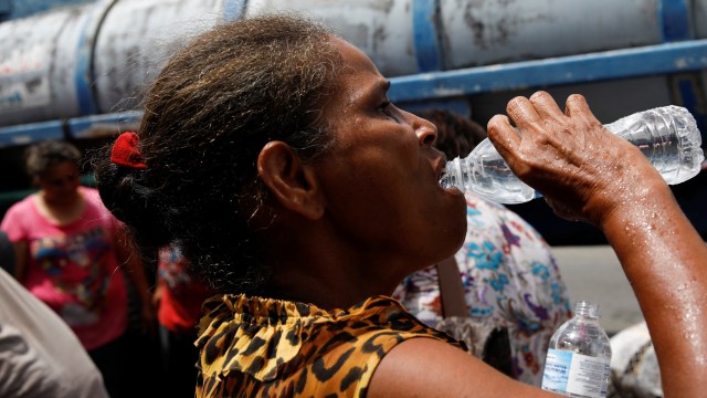 Pasokan air bersih yang minim di Puerto Rico Foto: REUTERS/Carlos Garcia Rawlins