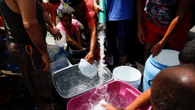 Antrean warga untuk air bersih di Puerto Rico (Foto: REUTERS/Carlos Garcia Rawlins)