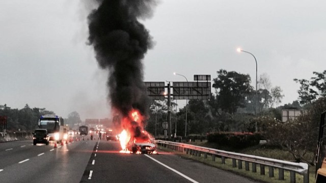 Ilustrasi mobil sedan terbakar di Jalan Tol: Dok. Istimewa
