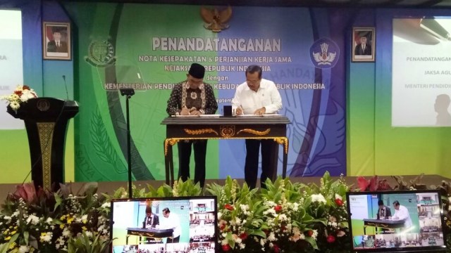 Penandatangan nota Jaksa Agung dan Kemendikbud. (Foto: Adhim Mugni/kumparan)