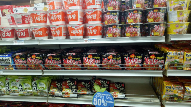 Samyang yang belum ada label Green/halal. (Foto: Aria Pradana/kumparan)