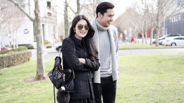 Sandra Dewi dan sang suami. (Foto: Instagram @sandradewi88)