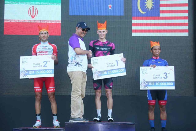 Kuasai Etape Kedua ITdBI Sejak Awal, Pebalap Iran Takluk Jelang Finish (2)