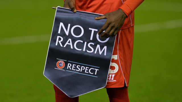 Pesan anti-rasialisme dari UEFA. (Foto: AFP/Paul Ellis)