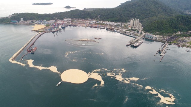 Tumpahan Minyak Kelapa Sawit Cemari Teluk Bayur (Foto: Dok. WALHI Sumbar)