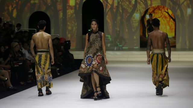 Wedari, koleksi batik Kudus terbaru Denny Wirawan (Foto: Fanny Kusumawardhani/kumparan)