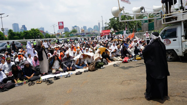 Massa Aksi 299 bersiap salat Jumat.  (Foto: Aditia Noviansyah/kumparan)