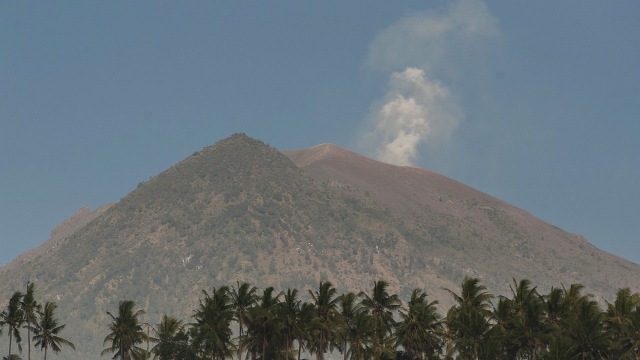 Asap kawah Gunung Agung. Foto: ANTARA/Nyoman Budhiana