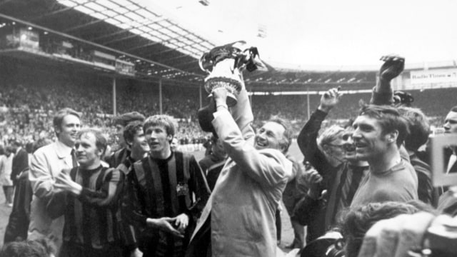 Joe Mercer dengan trofi Piala FA 1969. (Foto: Dok. Manchester City)