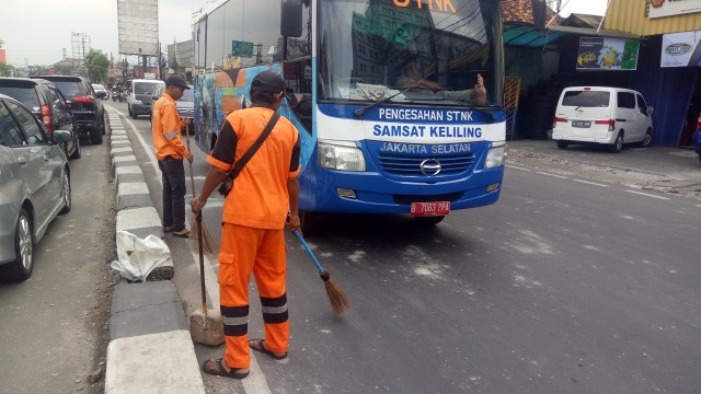 Pasca tawuran di Jalan Dewi Sartika. (Foto: Aria Pradana/kumparan)