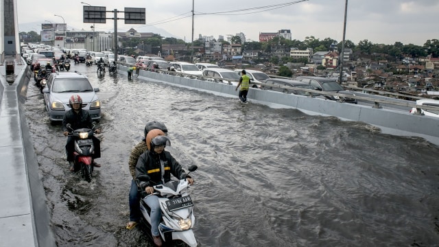 Banjir Jembatan Pasopati (Foto: ANTARA/Novrian Arbi)