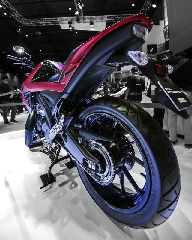 Com-Yamaha V-ixion R
