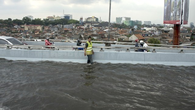 Banjir Jembatan Pasupati (Foto: ANTARA/Novrian Arbi)