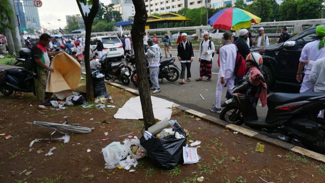 Sampah berserakan usai Aksi 299. (Foto: Aditia Noviansyah/kumparan)