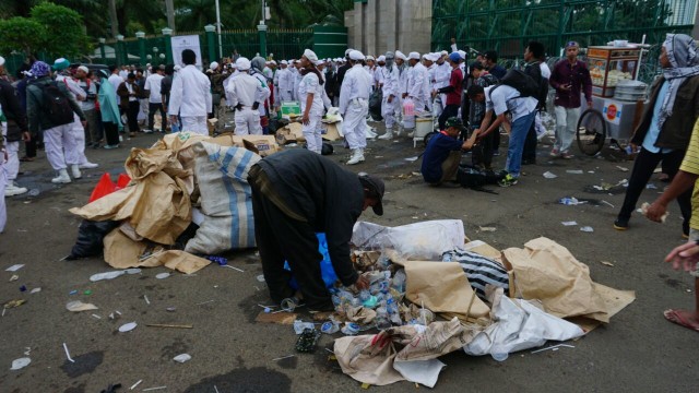 Sampah berserakan usai Aksi 299. (Foto: Aditia Noviansyah/kumparan)