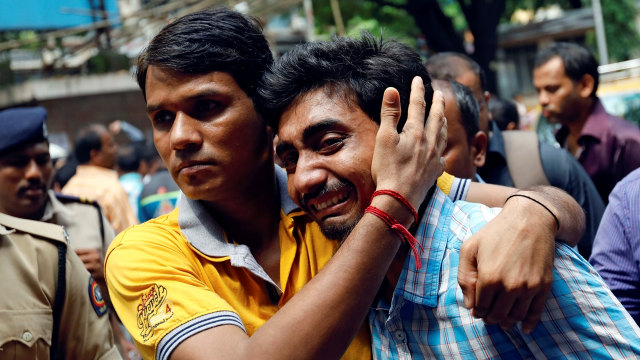 Keluarga korban karena berdesakan di kereta India (Foto: Reuters/Danish Siddiqui)