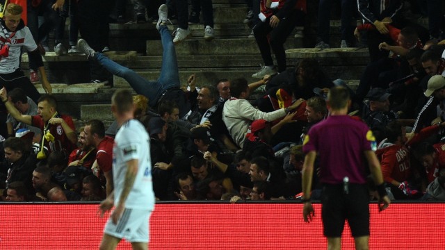 Suporter Lille yang terjatuh di tribun. (Foto: AFP/Francois Lo Presti)