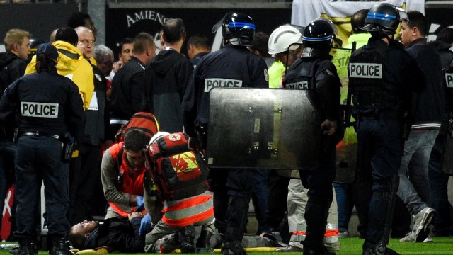 Pertolongan diberikan pada suporter Lille. (Foto: AFP/Francois Lo Presti)