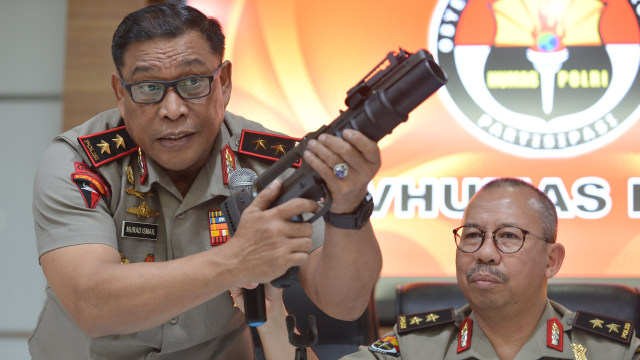 Kakor Brimob Irjen Murad pegang senjata (Foto: Wahyu Putro A/Antara)