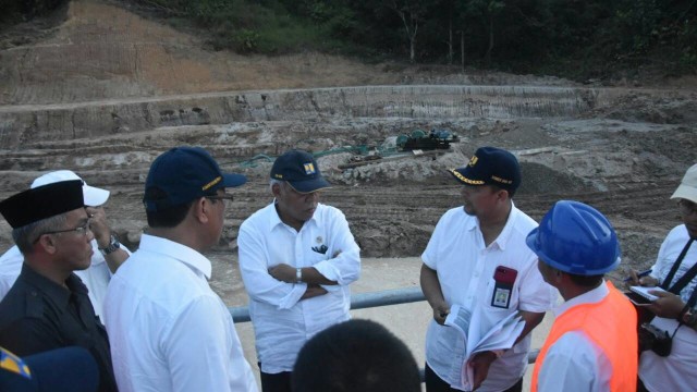 Menteri PUPR meninjau pembangunan Embung Rawasari  (Foto: Dok. Humas PUPR)