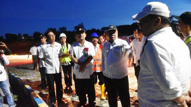 Menteri PUPR meninjau pembangunan Embung Rawasari  (Foto: Dok. Humas PUPR)