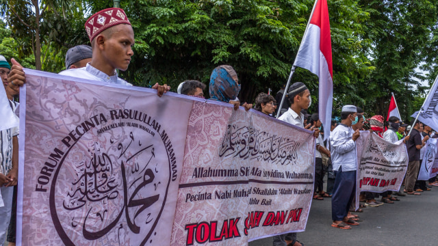 Demo menolak acara Asyura Syiah di Semarang (Foto: ANTARA FOTO/Aji Styawan)