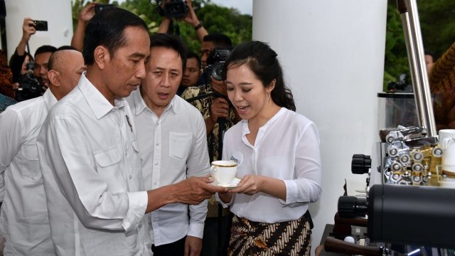 Jokowi di acara Ngopi Sore di Istana Bogor. (Foto: Agus Suparto - Presidential Palace)