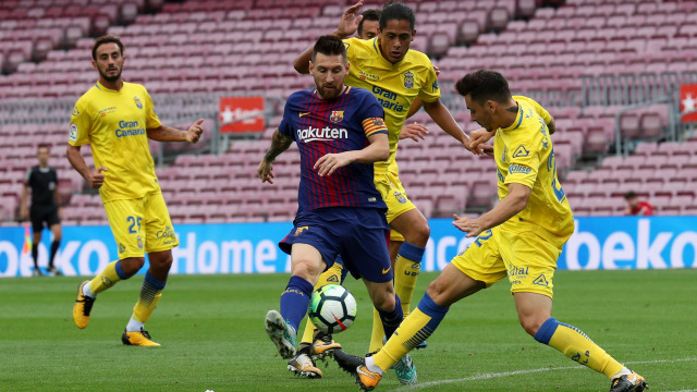 Messi dikepung para pemain Las Palmas. (Foto: REUTERS/Albert Gea)