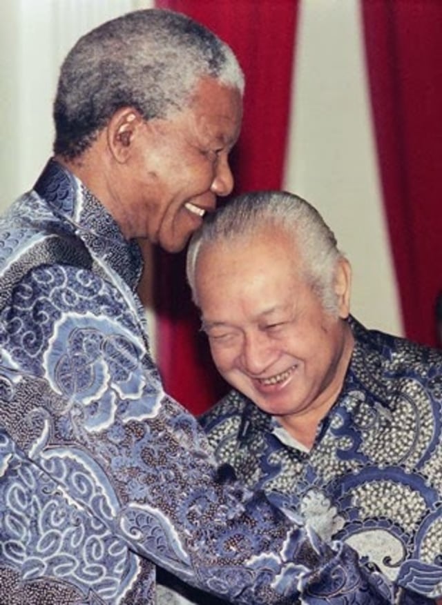 Nelson Mandela Mantan Presiden Afrika Selatan Yang Mencintai Batik Kumparan Com