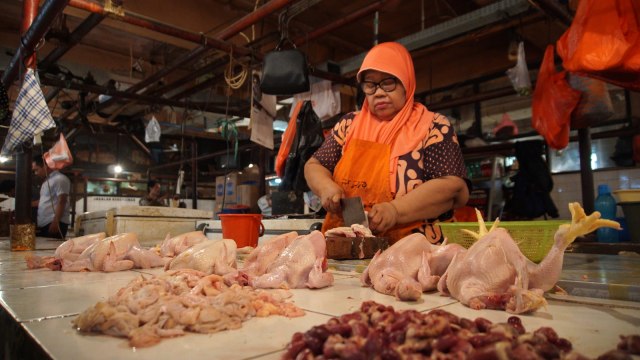 Ayam potong di pasar tradisional.  (Foto: Fanny Kusumawardhani/kumparan)