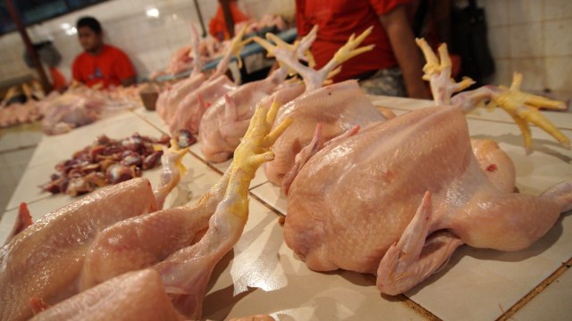 Ayam potong di pasar tradisional.  (Foto: Fanny Kusumawardhani/kumparan)