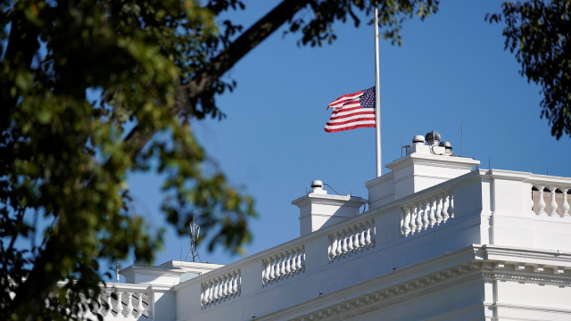 Bendera Setengah Tiang di Gedung Putih AS (Foto: REUTERS/Joshua Roberts)