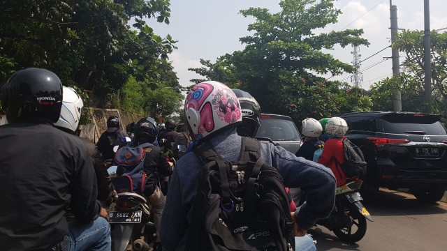 Macet di Depok akibat kereta anjlok (Foto: Melanie/kumparan)