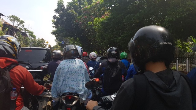 Macet di Depok akibat kereta anjlok (Foto: Melanie/kumparan)