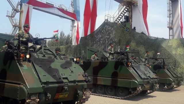 Defile pasukan dalam gladi resik HUT TNI (Foto: Fadjar Hadi/kumparan)