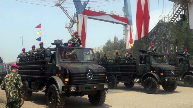 Defile pasukan dalam gladi resik HUT TNI (Foto: Fadjar Hadi/kumparan)