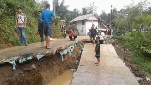 Jalan rusak di Cianjur (Ilustrasi). (Foto: Dokumentasi BNPB)