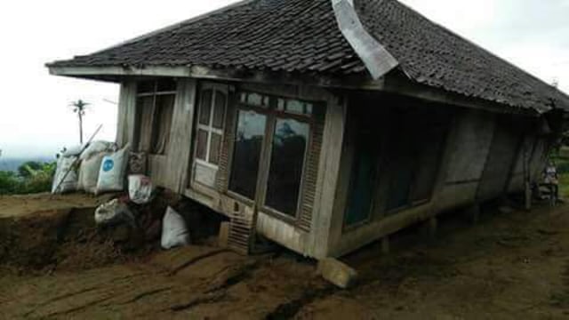 Kerusakan akibat tanah bergerak di Cianjur (Foto: Dokumentasi BNPB)